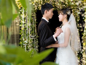 婚纱下的青春回忆，新娘穿校服登台，新郎转头红了眼眶