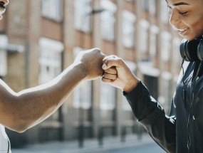 日本夫妻持刀打架身亡，女童伴尸五日，悲剧背后的深度反思
