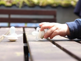 感动人心的瞬间，8岁男孩攒钱给妈妈买银饰