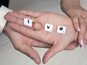 存单属于夫妻共同财产吗，解读婚姻财产制度中的存款问题