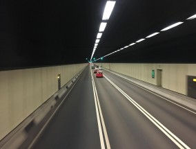 世界最长高速公路隧道顺利贯通，开启新时代交通新篇章