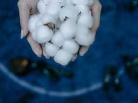 如何确定一手纸浆期货的吨数？吨数设定对交易策略有何影响？