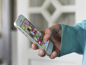 特朗普向苹果发出警告，若iPhone不在美国制造，将面临高额关税的挑战