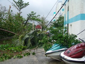 湖北狂风暴雨后私家车变碰碰船，灾难中的自救与应对