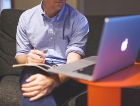 王楚钦球拍胶皮被人揭开的背后故事