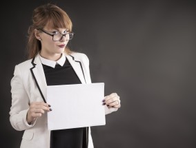 女子错过航班哭喊耽误孩子考公，反思与启示