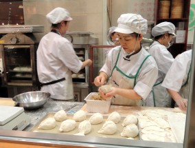 美国中餐馆的变革，涨价背后的关税影响与饺子身价倍增