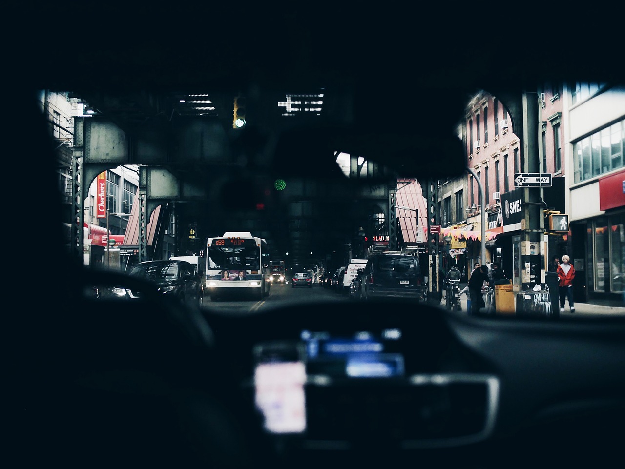 网友路遇对向车道两辆大车同时超车，一次惊险的交通经历