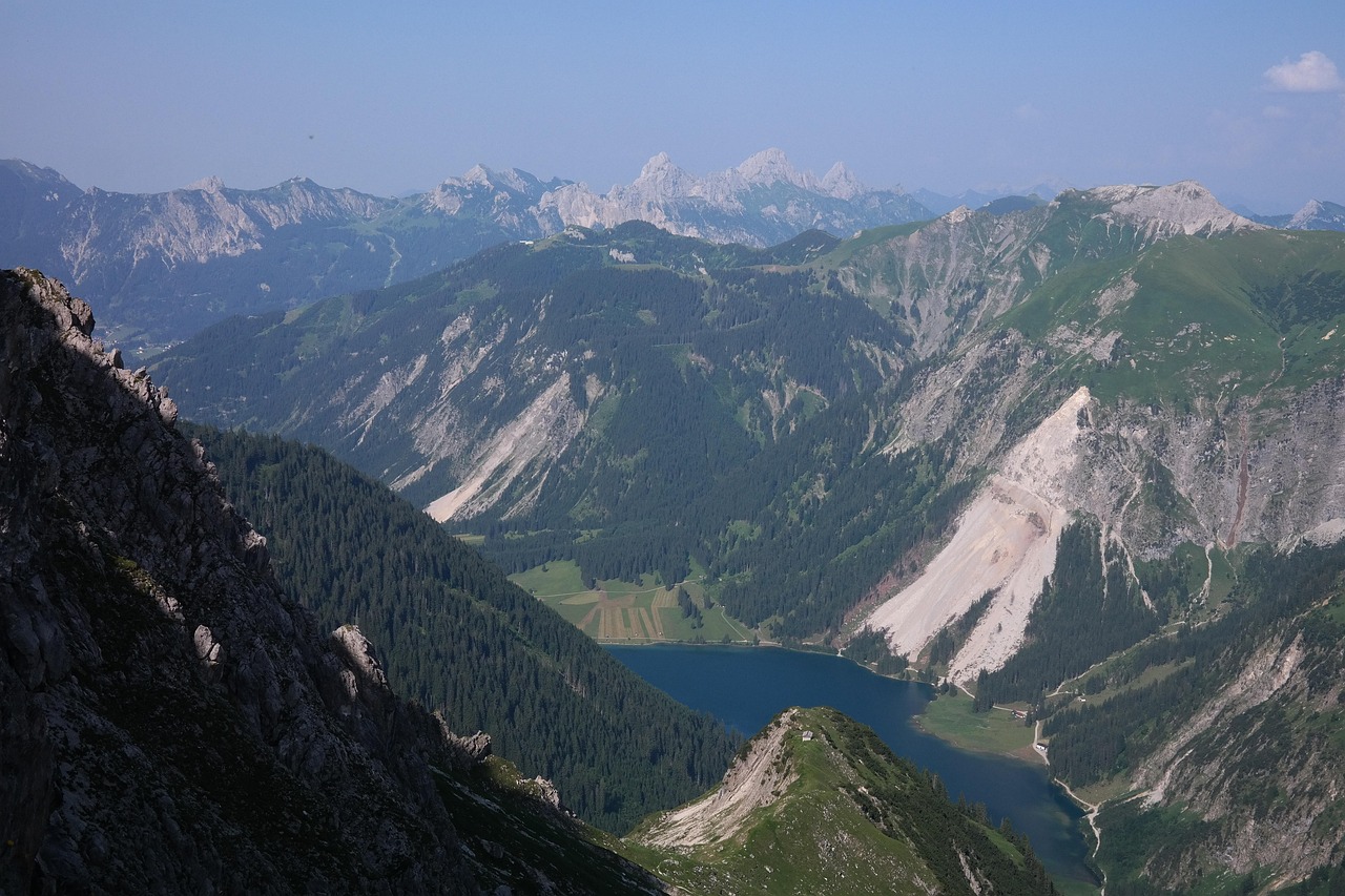 实拍贵州大方山体滑坡救援现场