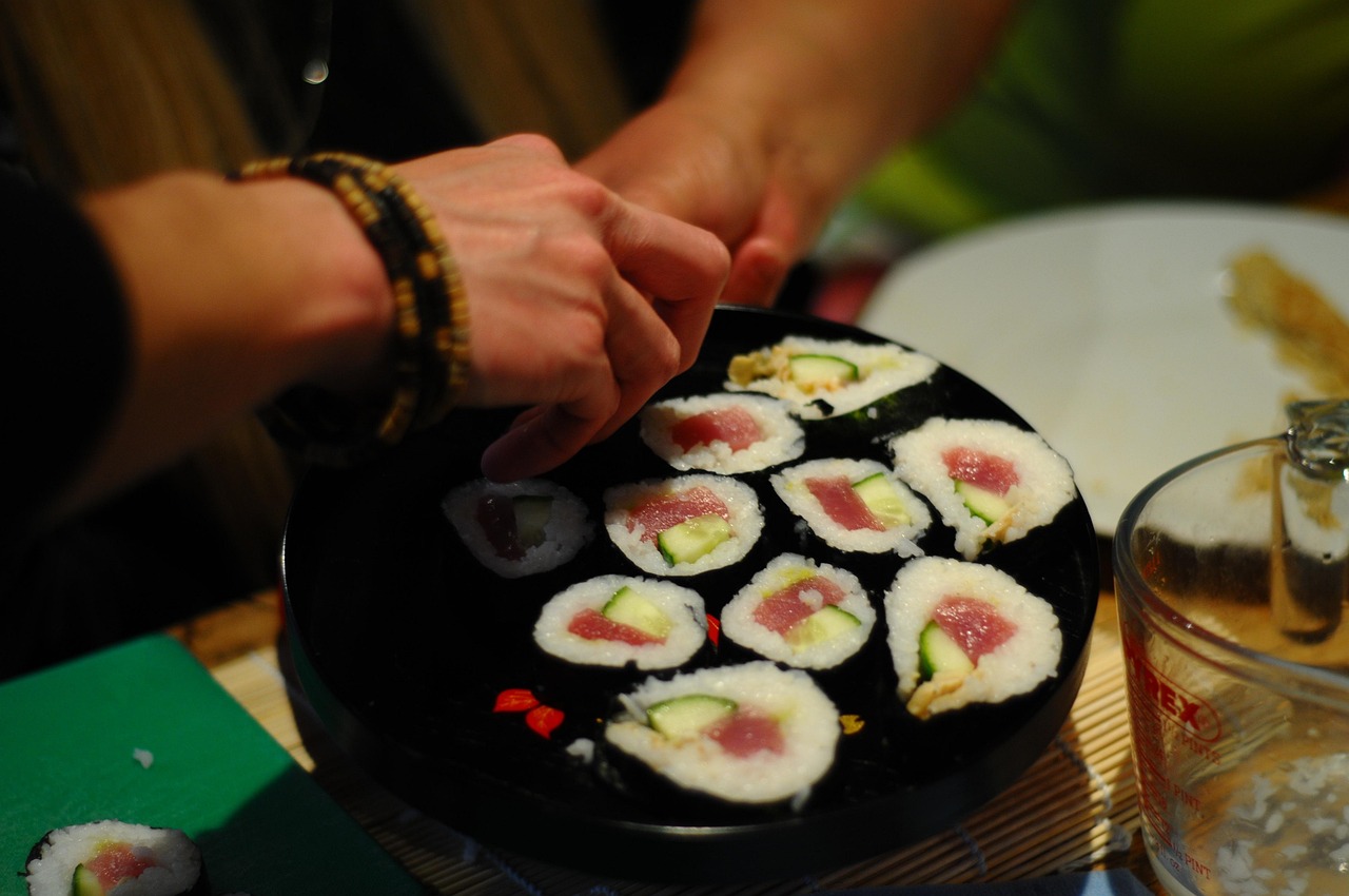 岁月厨房里的温情，一位83岁母亲每天为56岁儿子的烹饪之旅