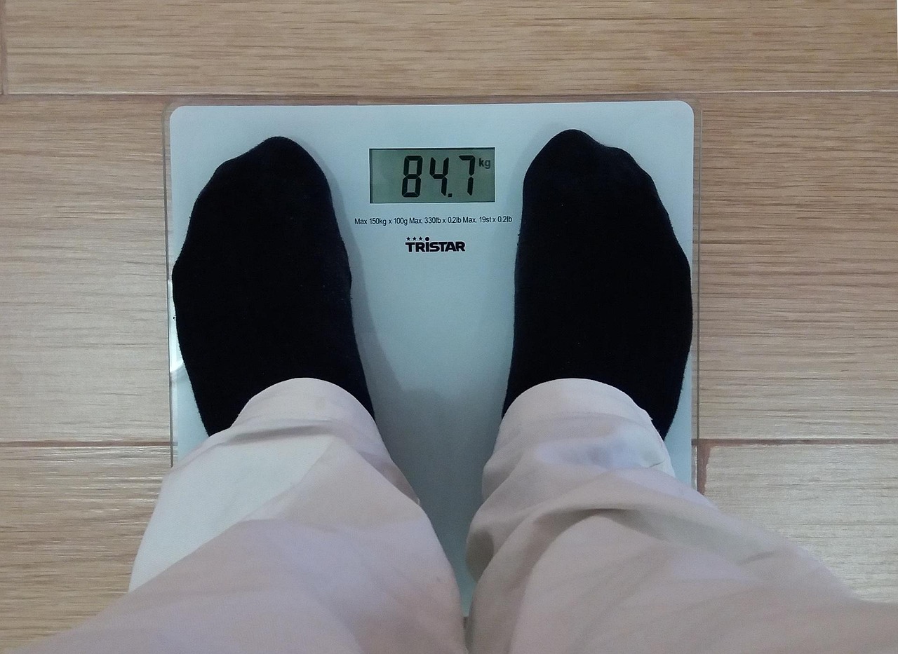 男子为治脂肪肝采取极端节食措施，结果脂肪暴增成反面教材